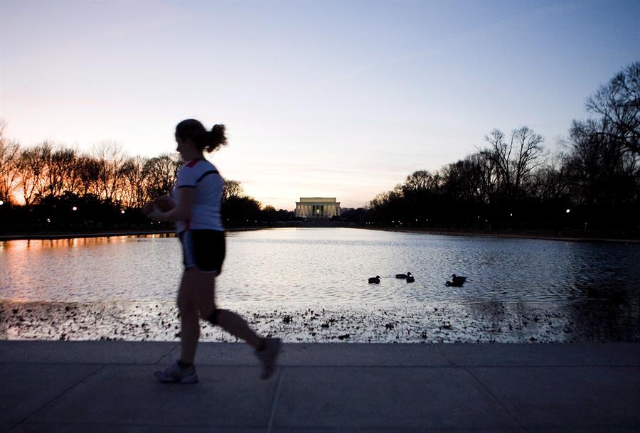 La degeneración del cerebro relacionada con la memoria es mucho más lenta si el paciente se ejercita. Foto: EFE