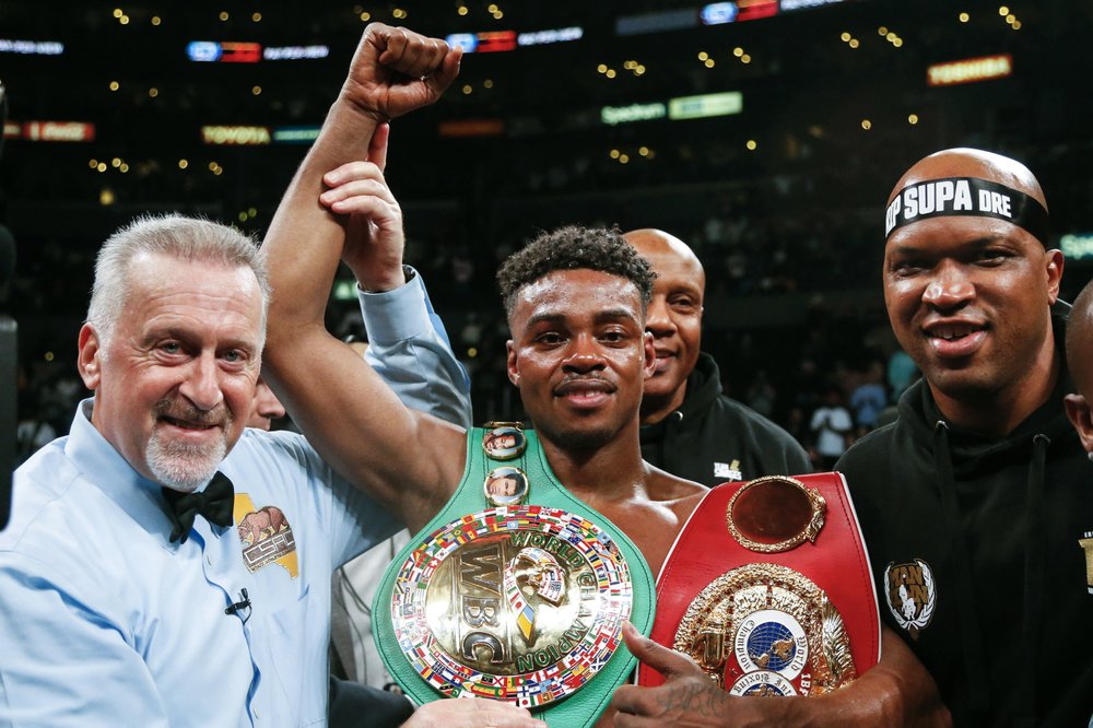 EN esta foto de archivo del 28 de septiembre de 2019, Errol Spence Jr., en el centro, celebra su victoria sobre Shawn Porter durante el combate de boxeo del Campeonato Mundial de Peso Welter del CMB y la FIB en Los Ángeles. AP
