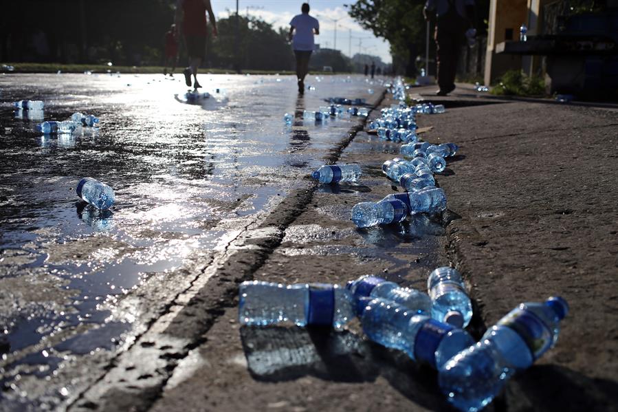 Botellas de agua permanecen en el sueño tras una maratón. EFE