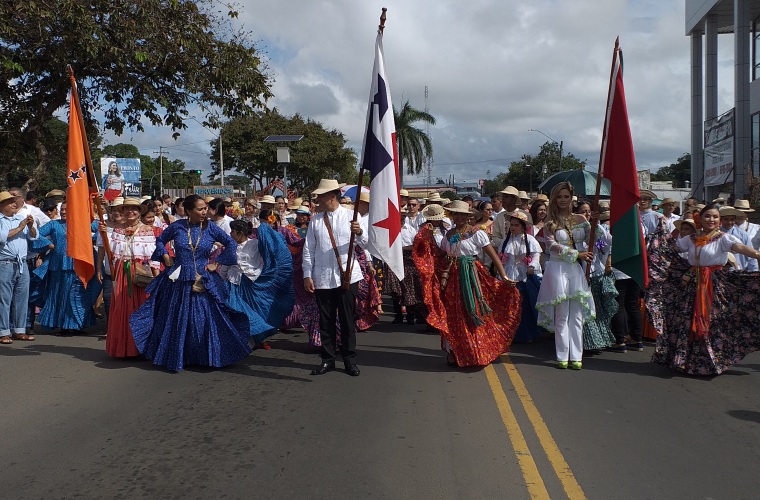 En David, grupos folclóricos de nueve países invitados se sumaron al desfile conmemorativo al grito del 10 de noviembre. José Vásquez