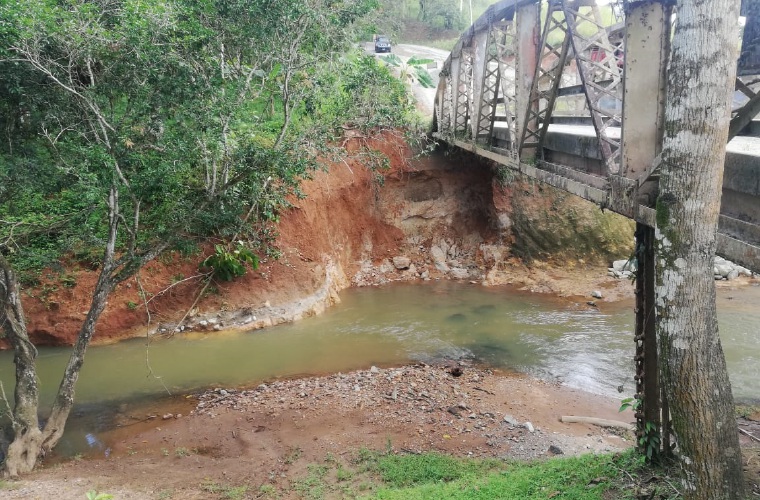 La fuerte corriente del río debido a las constantes lluvias caídas en el sector, han debilitado una base del paso vehicular. Eric A. Montenegro