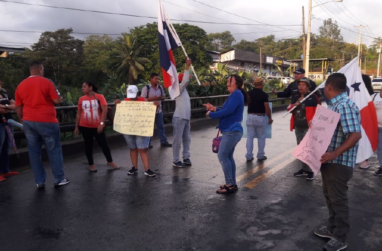Padres de familia bloquearon la carretera Panamá-Colón y transportistas en San Félix retuvieron un bus y su conductor.  Diómedes Sánchez / José Vásquez