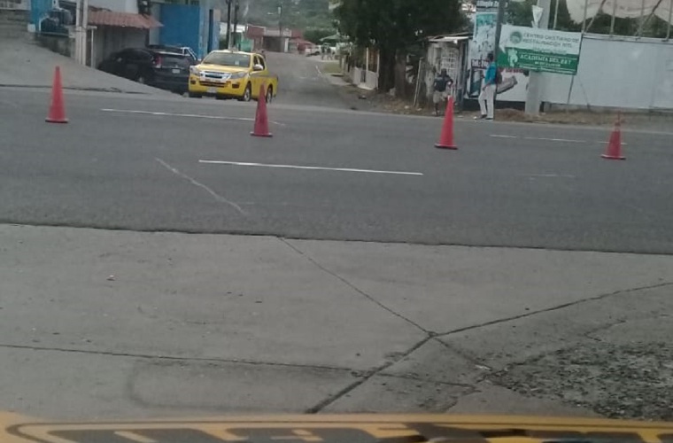 Los usuarios del transporte público del distrito de Capira en Panamá Oeste, se quejan del cierre de los accesos.  Eric A. Montenegro