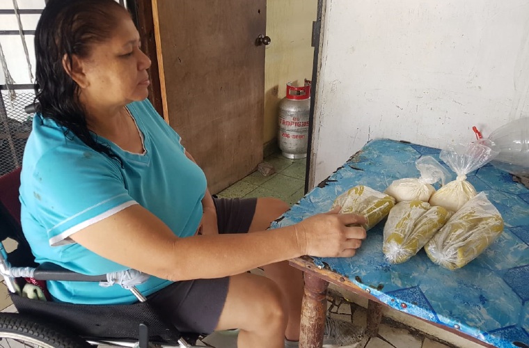 Cada día esta mujer trabajadora en su silla de ruedas, colabora en la búsqueda del sustento familiar con sus ventas.  Thays Domínguez