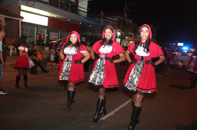 En La Chorrera y en Chitré el público disfrutó al máximo del desfile de Navidad. Fotos/ Eric Montenegro/Thays Domínguez