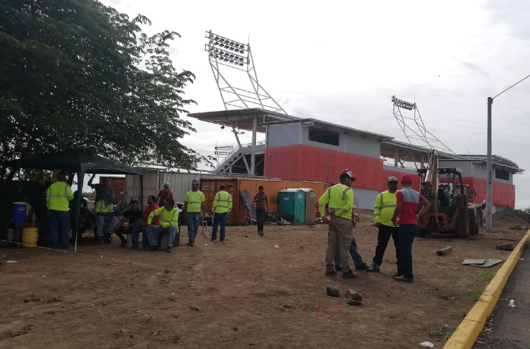 Los obreros aseguran que no permitirán el uso del estadio, a menos que les sean canceladas las prestaciones adeudadas.  Thays Domínguez