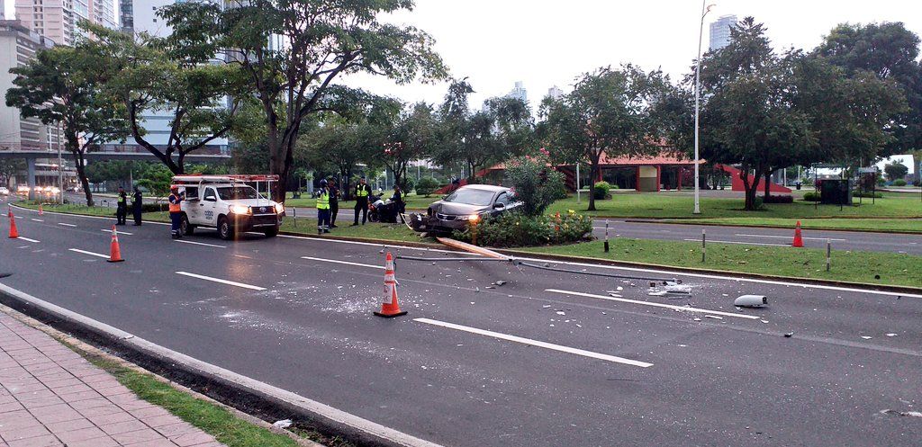 Conductora ebria choca contra poste y lo derriba en avenida Balboa ...