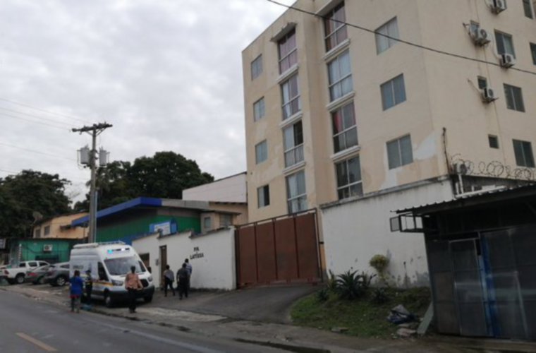 Mujer muere al caer de un tercer piso | Critica