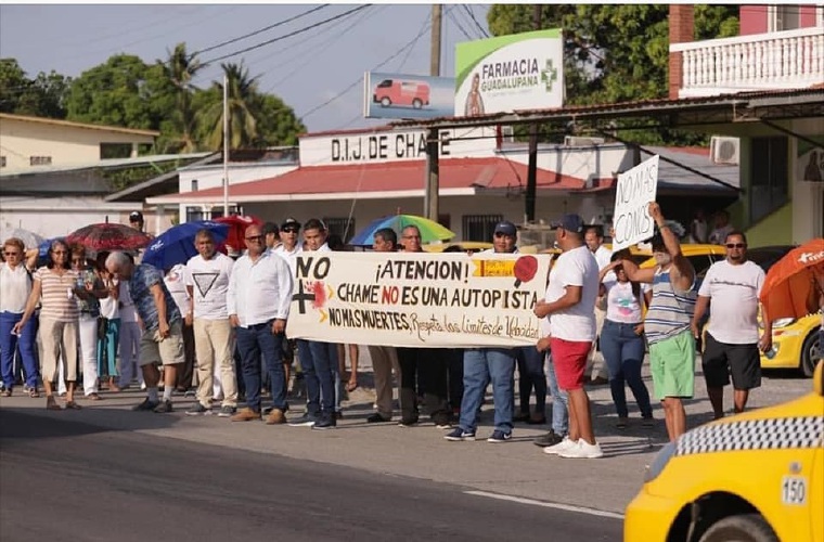 Residentes y transportistas de Capira, impidieron el viernes a las unidades de Operaciones del Tránsito, la colocación de conos. Eric A. Montenegro