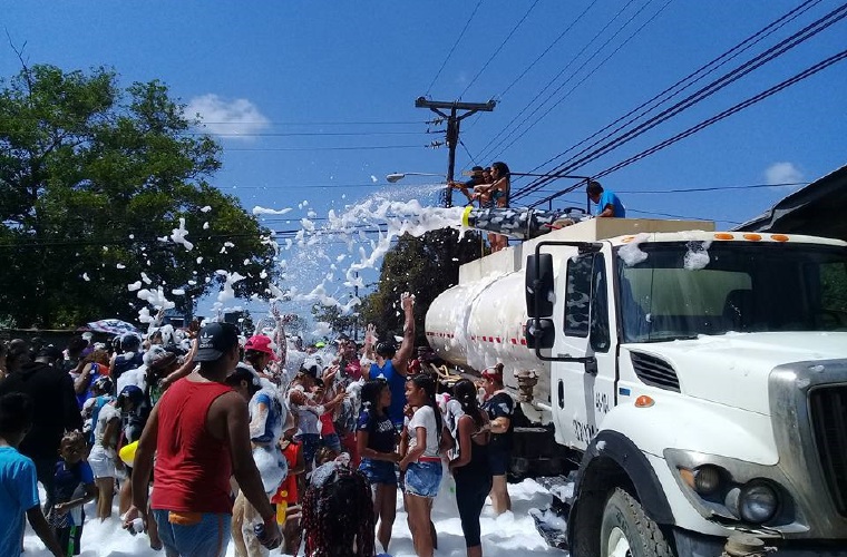 Se han establecido puntos de revisión para evitar el ingreso de armas de fuego, punzo cortantes y botellas en los culecos.  E. Montenegro/D. Sánchez