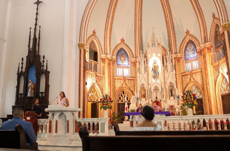 Misa en la Catedral de la Inmaculada Concepción (izq); desfile por las calles durante la Feria de la Cultura (der). Diómedes Sánchez