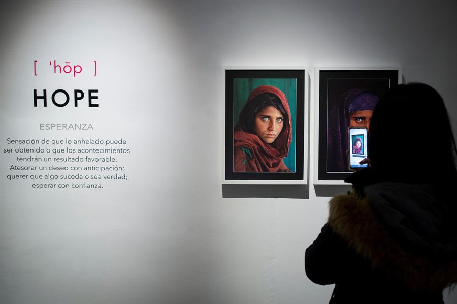 Una mujer visita la exposición "Women, un siglo de cambio", dedicada a la vida de las mujeres a través del archivo de National Geographic. EFE