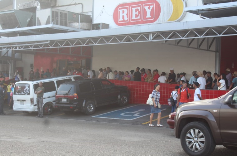 Jubilados y pensionados abarrotaron centros de pago en supermercados en Colón.  D.Sánchez/E.Montenegro/Cortesía