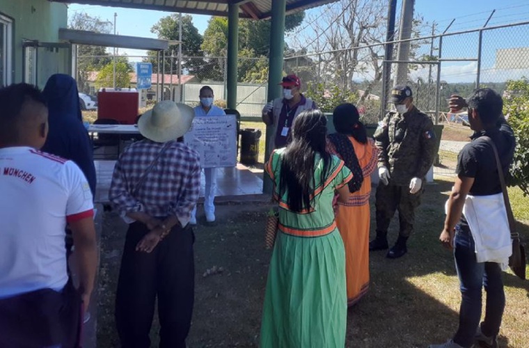 Los indígenas fueron retenidos por la Fuerza Pública en San Vito de Coto Brus, a 3 kilómetros de la frontera con Panamá. M. Madrid/E. Montenegro/Cortesía