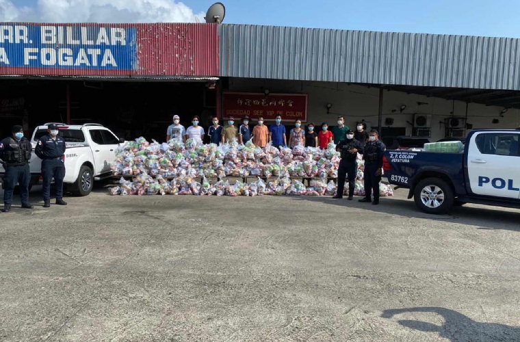 Las bolsas con comida son una contribución de los comerciantes chinos que tienen sus locales en esta provincia atlántica. Diómedes Sánchez