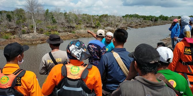 El oficial de captura de cocodrilos, Registro de Fátima © 2020 Foto de Basarnas Tarakan / Merdeka
