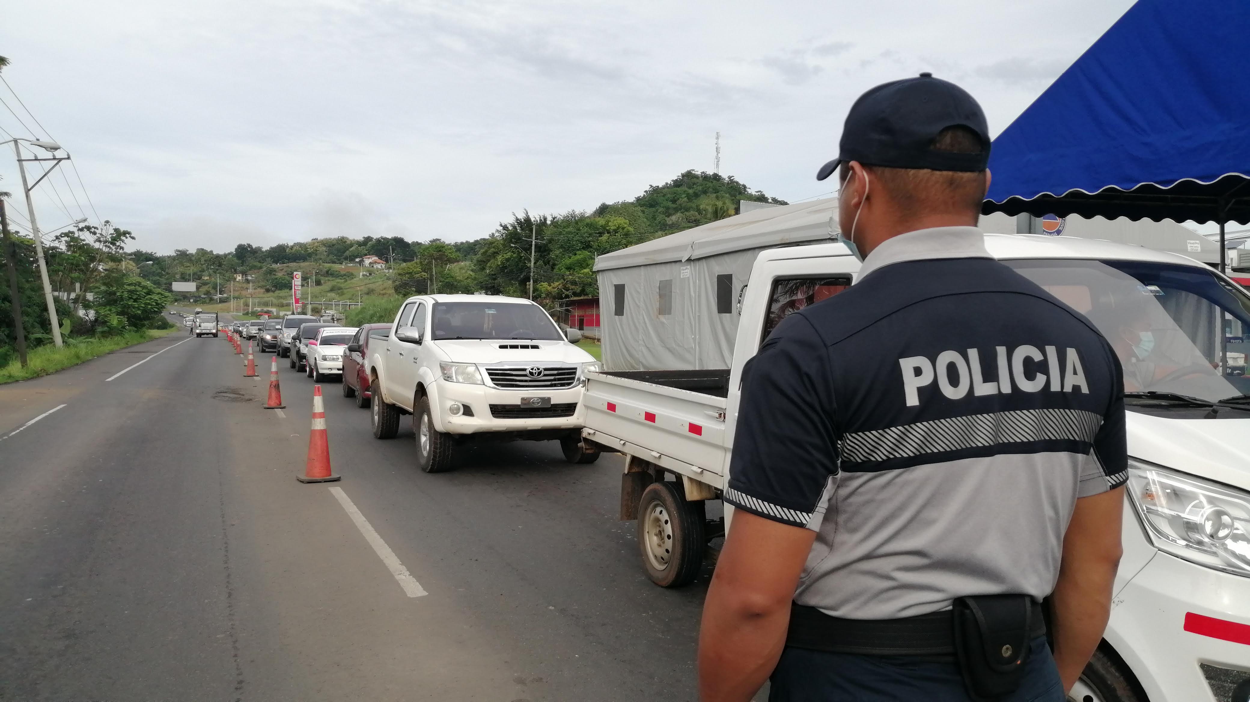 La fila de autos comienza desde muy temprano. Fotos/Eric Montenegro
