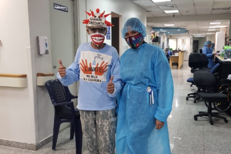 La doctora Mollick durante los días que recibió radioterapia. (Foto: Cortesía)