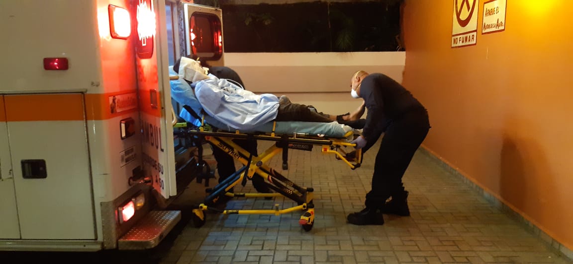 Hombre sufre quemaduras en su cuerpo tras incendio en casa | Critica