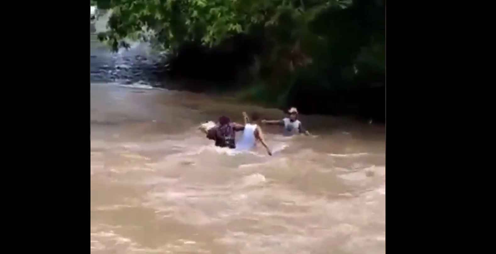  Residentes atraviesan ríos crecidos por la falta de un puente.
