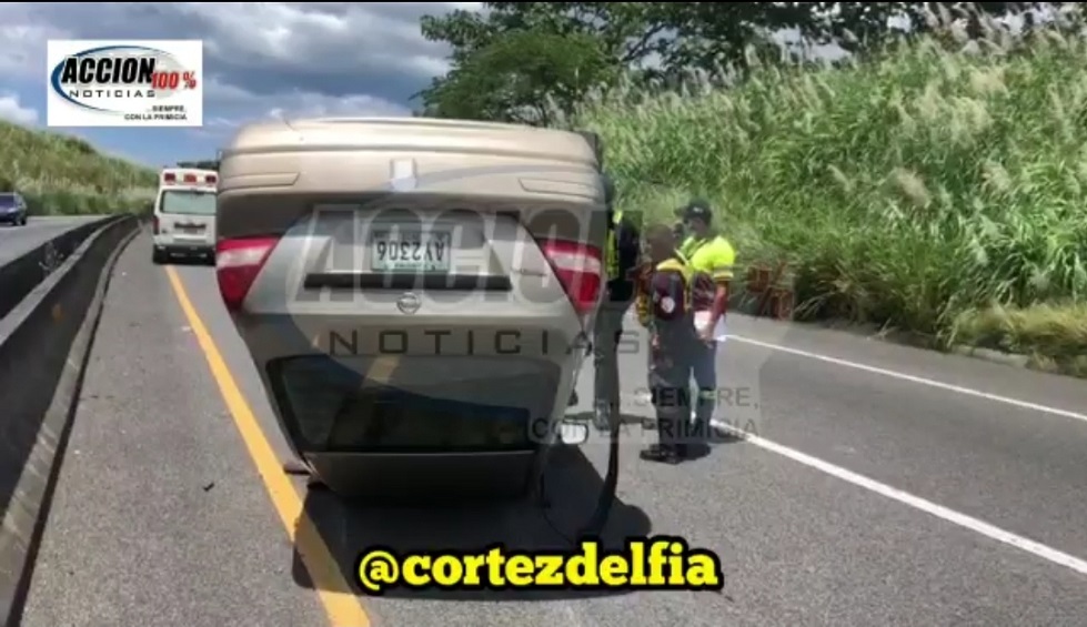 Pierde el control de su auto y termina volcado en plena autopista ...