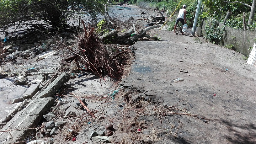 Las familias que habitan este asentamiento informal, exponen sus vidas en una zona donde cada año el mar penetra con mayor fuerza.