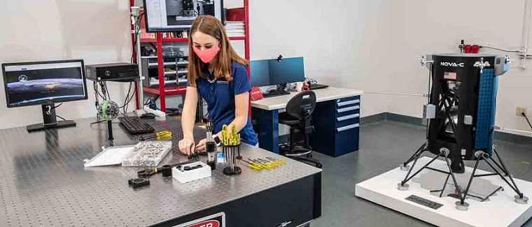 La idea del llamado equipo "EagleCam" es que el artefacto se despliegue y caiga 30 metros (100 pies) hacia la superficie lunar justo antes de la aproximación de la nave espacial. Foto: Embry Riddle  David Massey