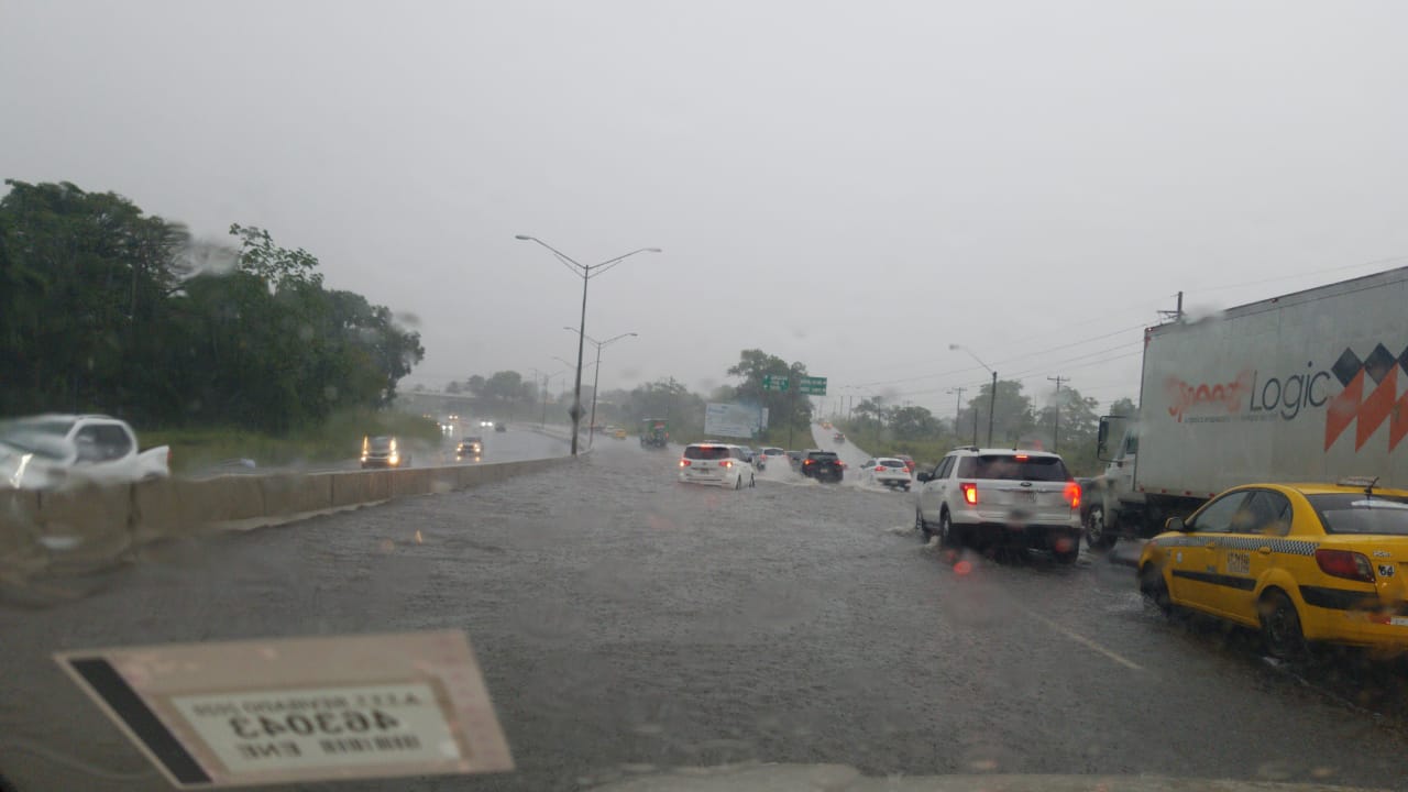 Varias calles terminaron anegadas ante el fuerte aguacero que se registró a horas del mediodía. 