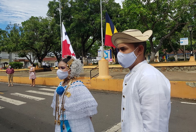 Las autoridades realizaron la izada de las banderas del distrito y de Panamá, en el parque Simón Bolívar.