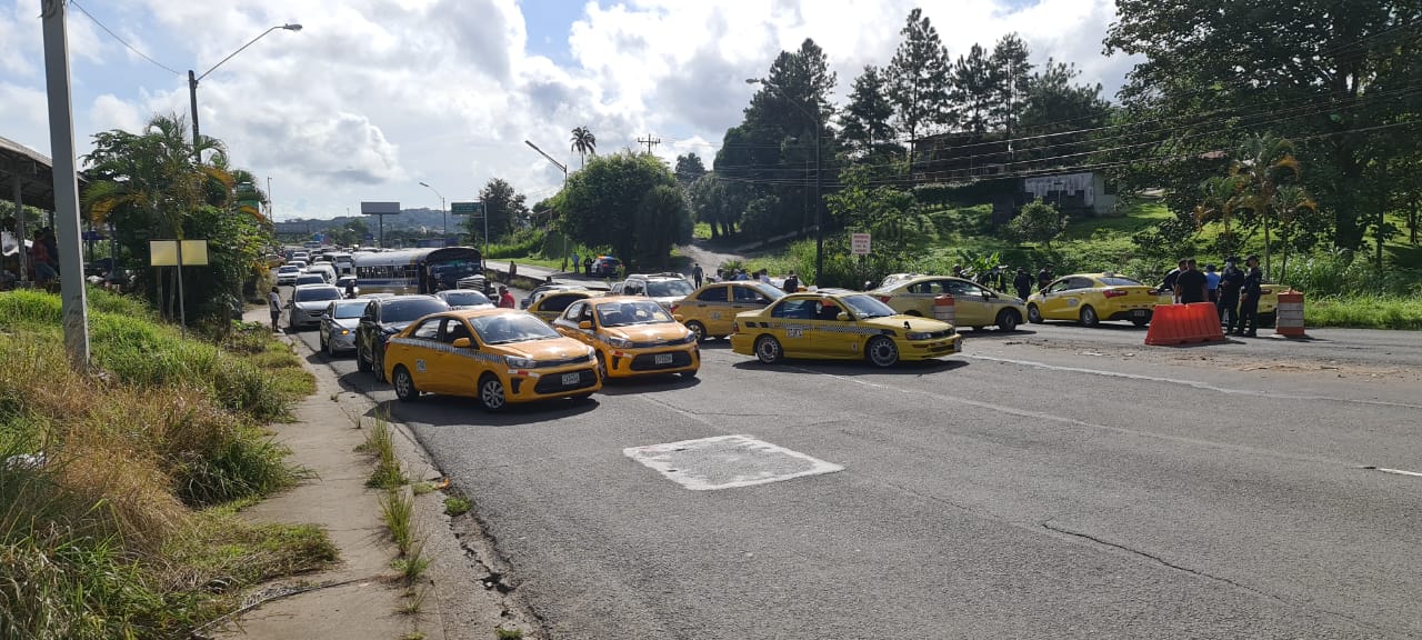 Los transportistas, afiliados a distintas concesionarias, cerraron el paso hacia desde la capital, lo cual originó un severo congestionamiento y altercado con otros conductores.