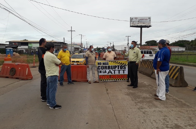 Cierre de la vía Chitré hacia La Villa de Los Santos; según los taxistas, con la pandemia han bajado significativamente el número de clientes, y con ello sus ingresos económicos. Thays Domínguez