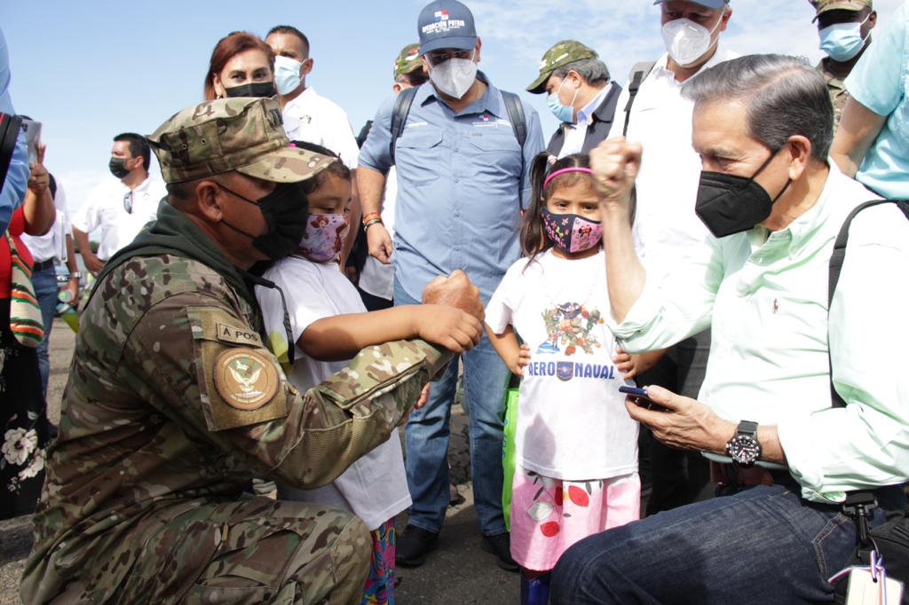 Toda una sorpresa fue para el teniente Miguel Angel Rovira del Senan, darse cuenta que la institucion había llevado hasta su lugar de trabajo ubicado en el aeropuerto Enrique Malek, a esta pequeña de cinco años que para su sorpresa estaba de cumpleaños.