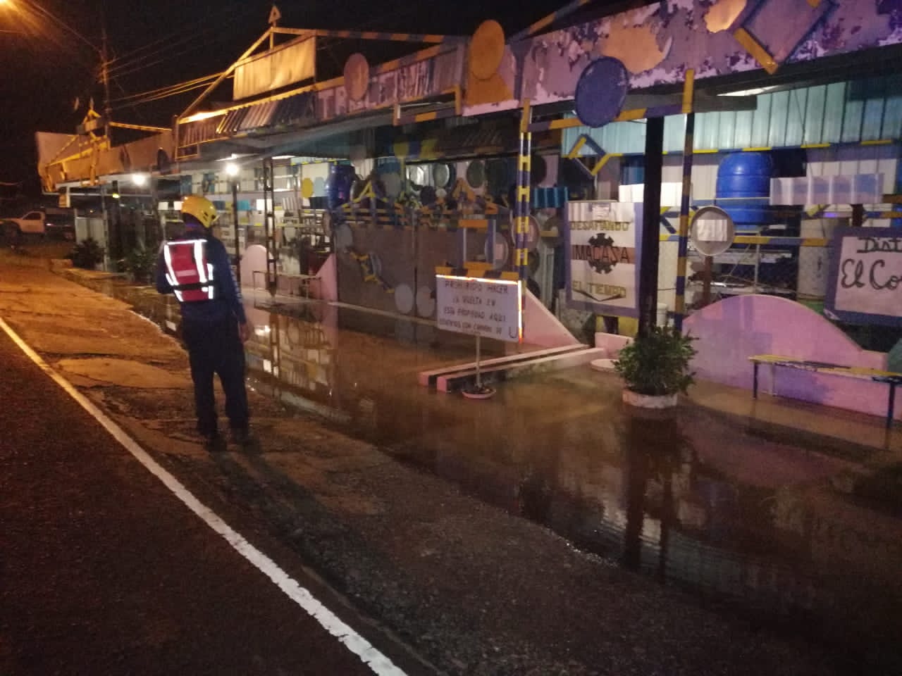 Rescatistas del Cuerpo de Bomberos atendieron las afectaciones por la crecida del río.