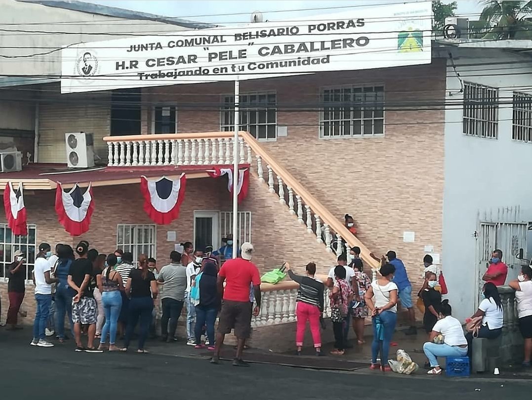 Personas aglomeradas afuera de la oficina de la junta comunal.