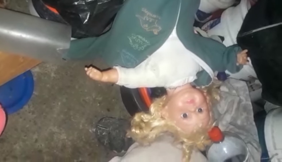 La mujer acompañó el video que publicó en su muro con un mensaje en el que inició diciendo "Algo rarísimo le pasó a una tía",