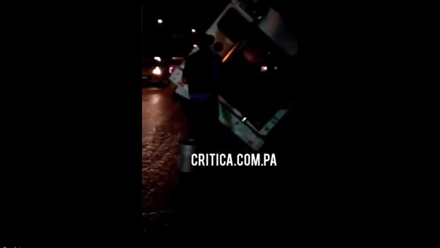 Ninguno de los ocupantes del autobús resultó herido.