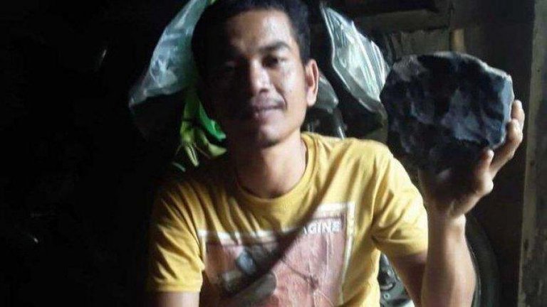 Josua Hutagalung con el meteorito que le cayó del cielo y le cambió la vida.