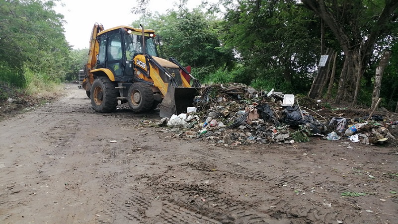 La carretera hacia playa Malibú se había convertido en un vertedero para todo tipo de desechos.