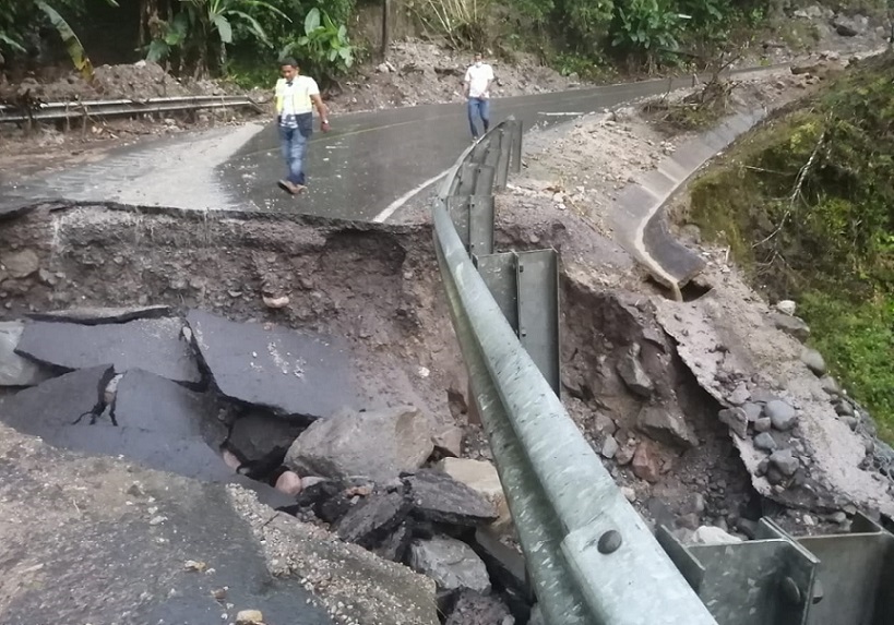 En vista de la nueva emergencia ocasionada por estos nuevos derrumbes, personal del MOP se haciendo las inspecciones y evaluaciones.