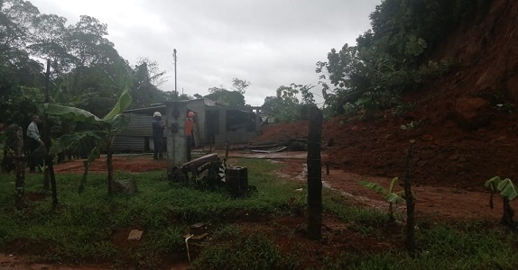 Deslizamiento de tierra en la comunidad de Villa Luisa en el corregimiento de Puerto Pilón.