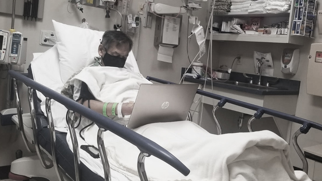 Alejandro Navarro evaluaba desde la cama del hospital los trabajos de sus alumnos.