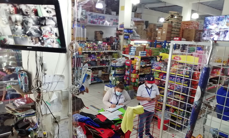 Algunos de estos comercios, no están dejando salir a sus empleados antes de las 7:00 p.m..