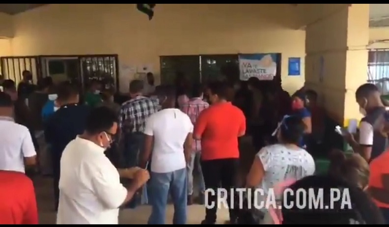 Denuncian retraso en la atención y la aglomeración de personas.