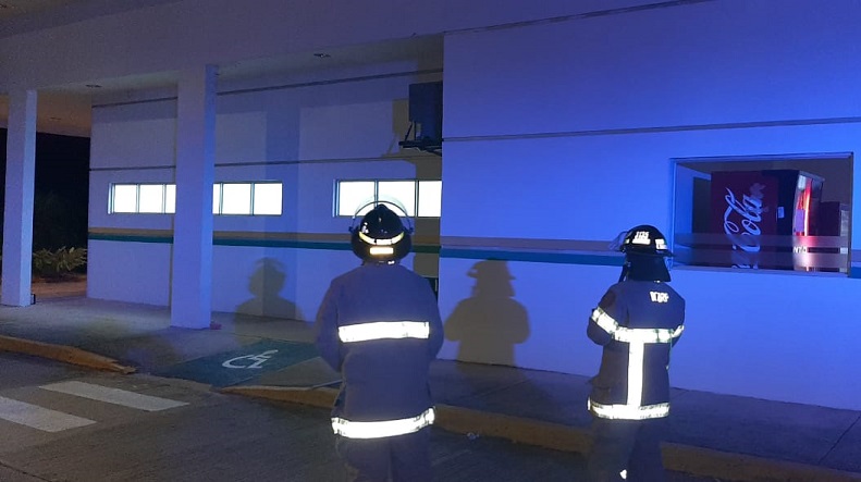 Unidades del Cuerpo de Bomberos inspeccionan estructuras tras sismo.