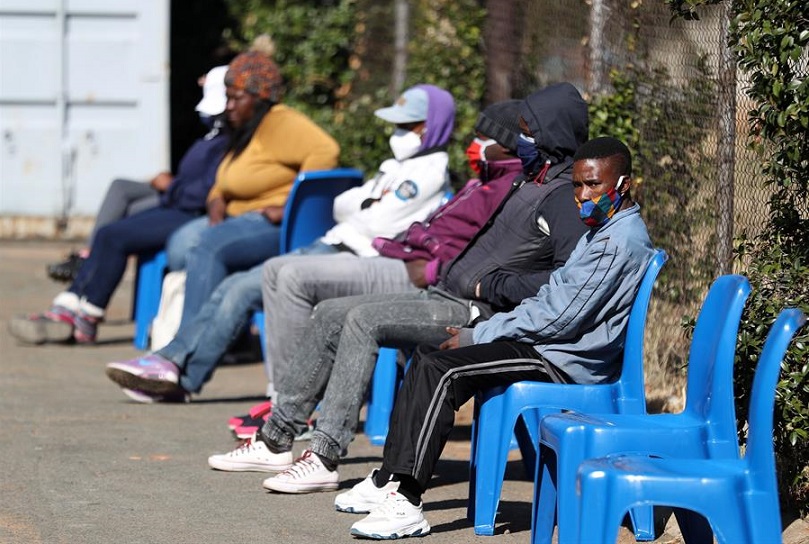 "En este momento, no hay evidencia de que la nueva variante vaya asociada a una mayor gravedad o peores resultados", informó el pasado día 19 el Gobierno sudafricano en un comunicado. EFE