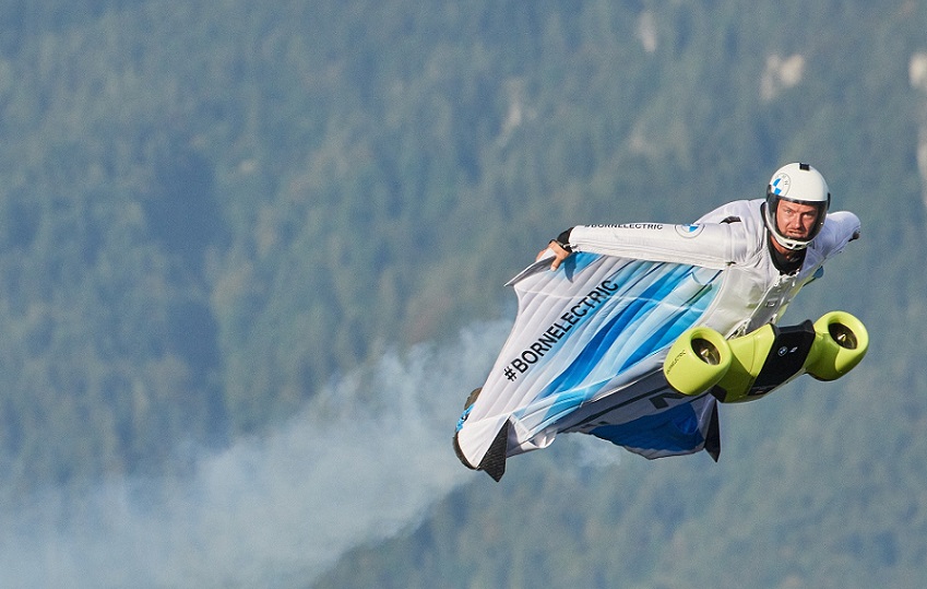  Ha sido probado con éxito por el saltador de base y paracaidista austriaco Peter Salzmann, abriendo una nueva era para los deportes extremos.