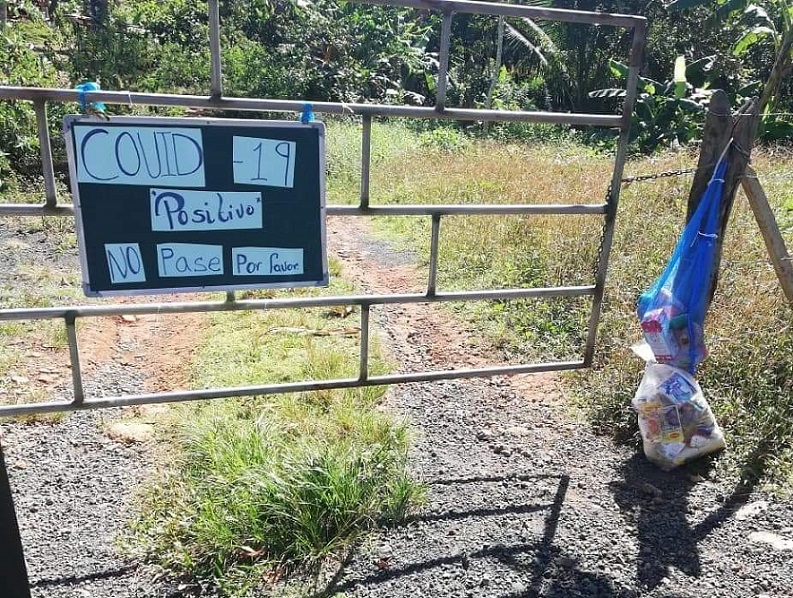 La familia recibió el apoyo de sus vecinos.