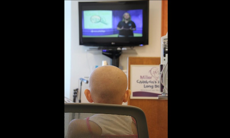 Imagen de archivo de una paciente en tratamiento contra la leucemia mientras ve la televisión. EFE