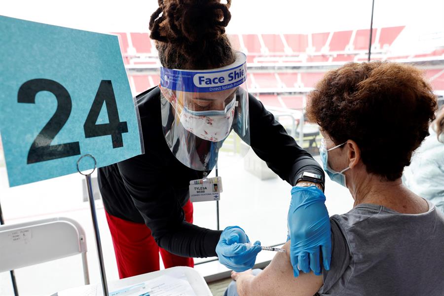 Lo mejor es colocarse una mascarilla de tela sobre una quirúrgica y de alta protección. EFE