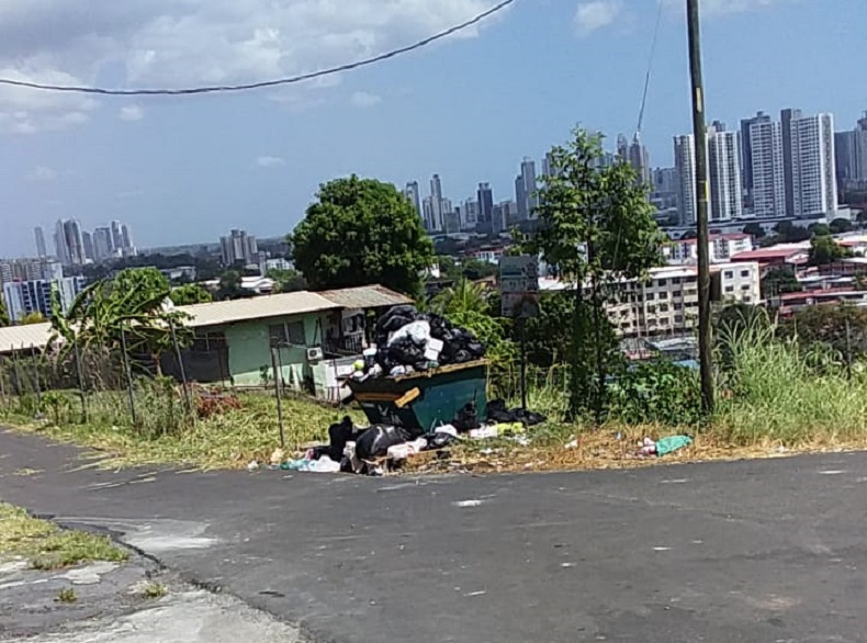 Vista general del basurero en calle quinta Río Abajo.